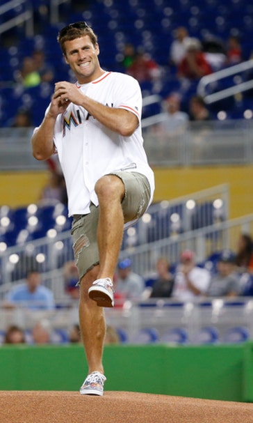 Volquez earns 1st win as Marlins beat Phillies 4-1 (May 29, 2017)